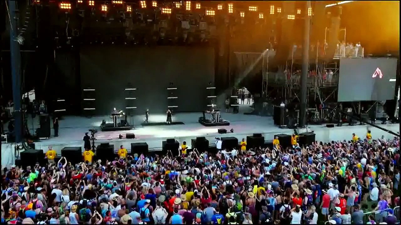 CHVRCHES - Bury It (feat. Hayley Williams) (Live at Bonnaroo Festival 2016)