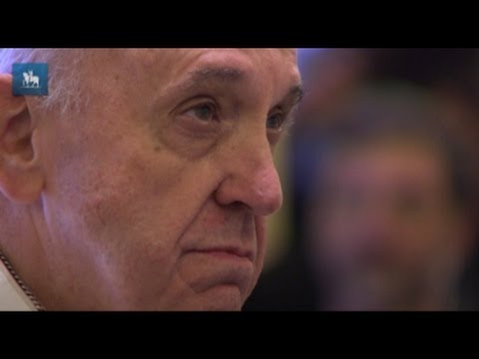 Papa se emociona ao ver imagem de Nossa Senhora Aparecida