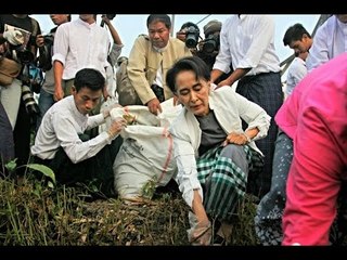 Suu Kyi takes out the trash