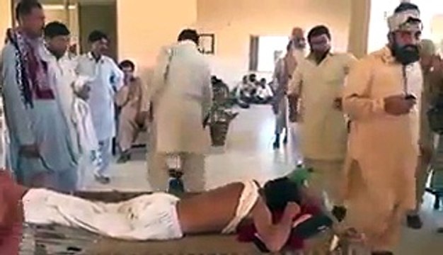 Dekhiye Yeh Jaali Peer Kya Kar Raha Hai, Leaked Video of Fake Peer From Sindh