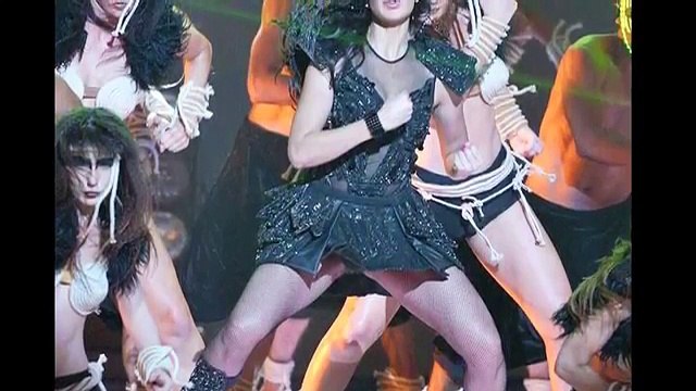 Katrina Kaif Wardrobe Malfunction At Filmfare Awards 2014