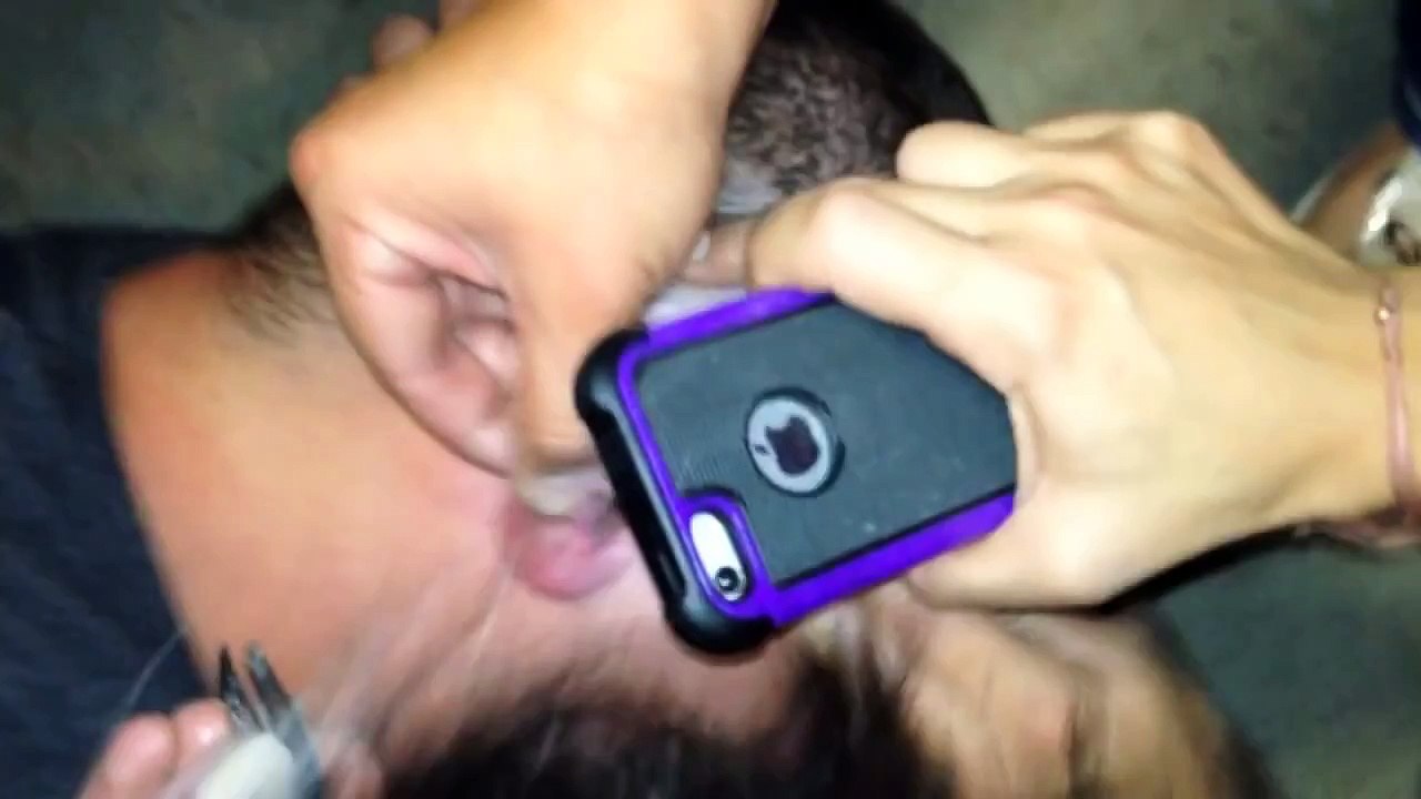 Cet homme super fort souffre de douleur, quand ceci lui sort de l'oreille? OH MON DIEU!