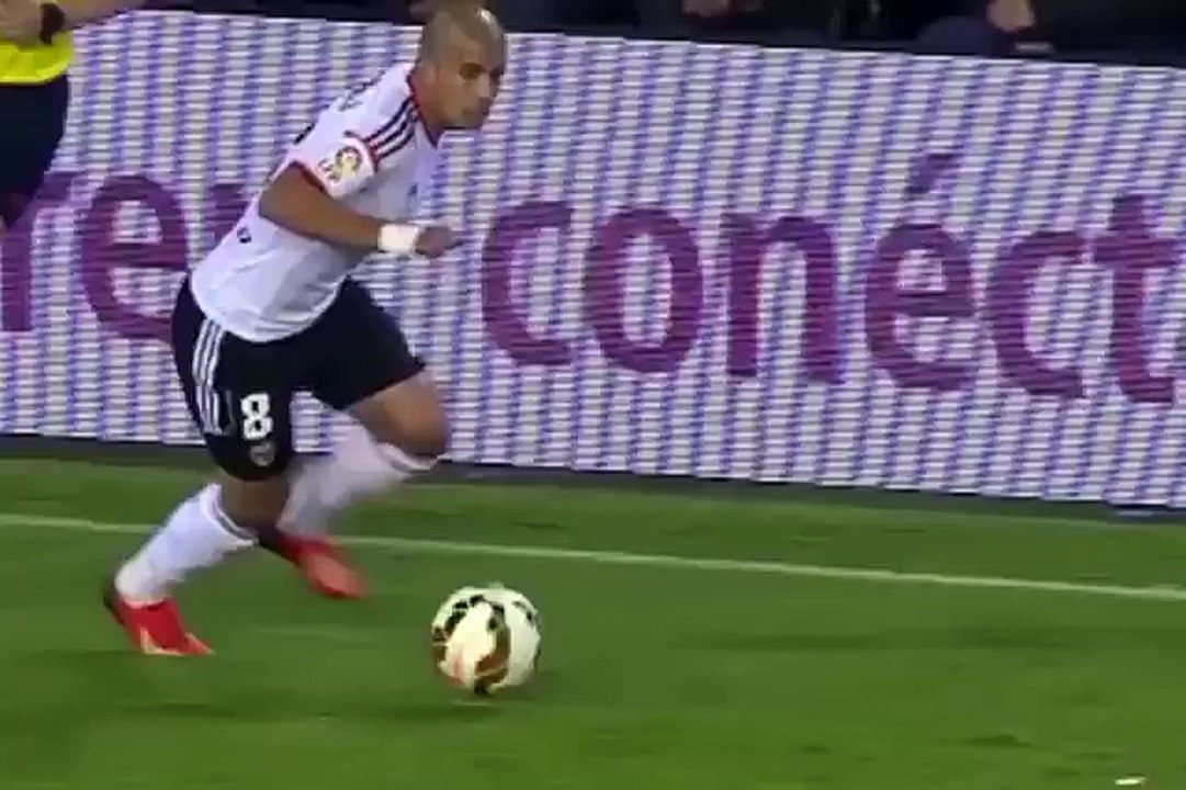 Video : Nice nutmeg skill by Feghouli at Valencia
