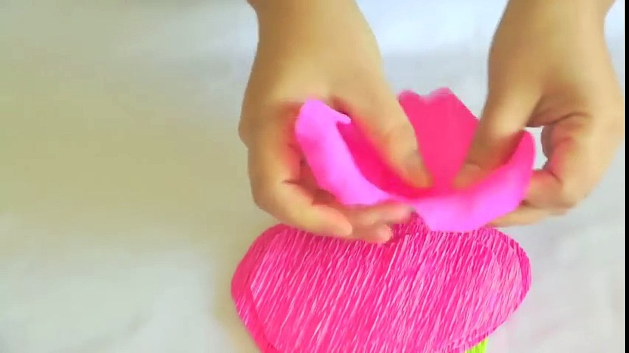 Como fazer flores de papel crepom