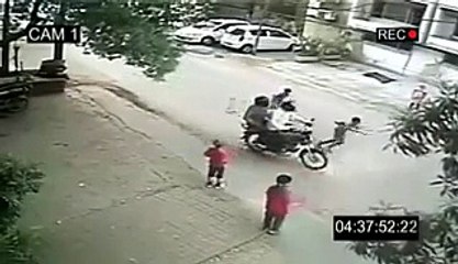 Distinct footage Of Kidnapping children From Streets Of Karachi video