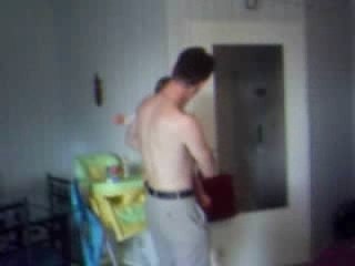 Vidéo nina marche avec son papa