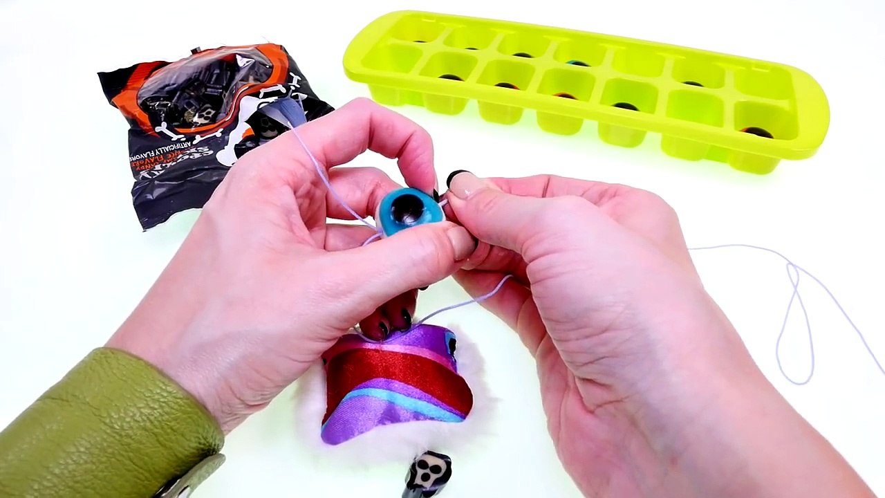 Making a Spooky Gummy Candy Halloween Bracelet _ How To Make DIY Crafts for Kids with DCTC-5Okvxemi_Ho