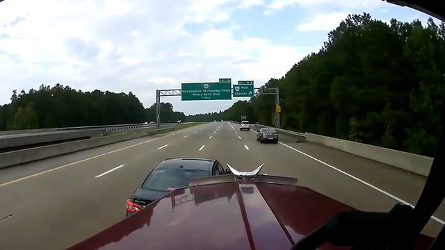 Un conducteur coupe la route à un poids-lourd