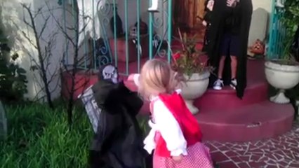 Une petite fille qui défend son frère face aux décorations d'halloween