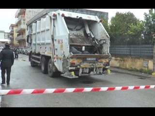 Download Video: Casoria (NA) - Schiacciato dal camion dei rifiuti, muore operaio di 53 anni (27.10.16)