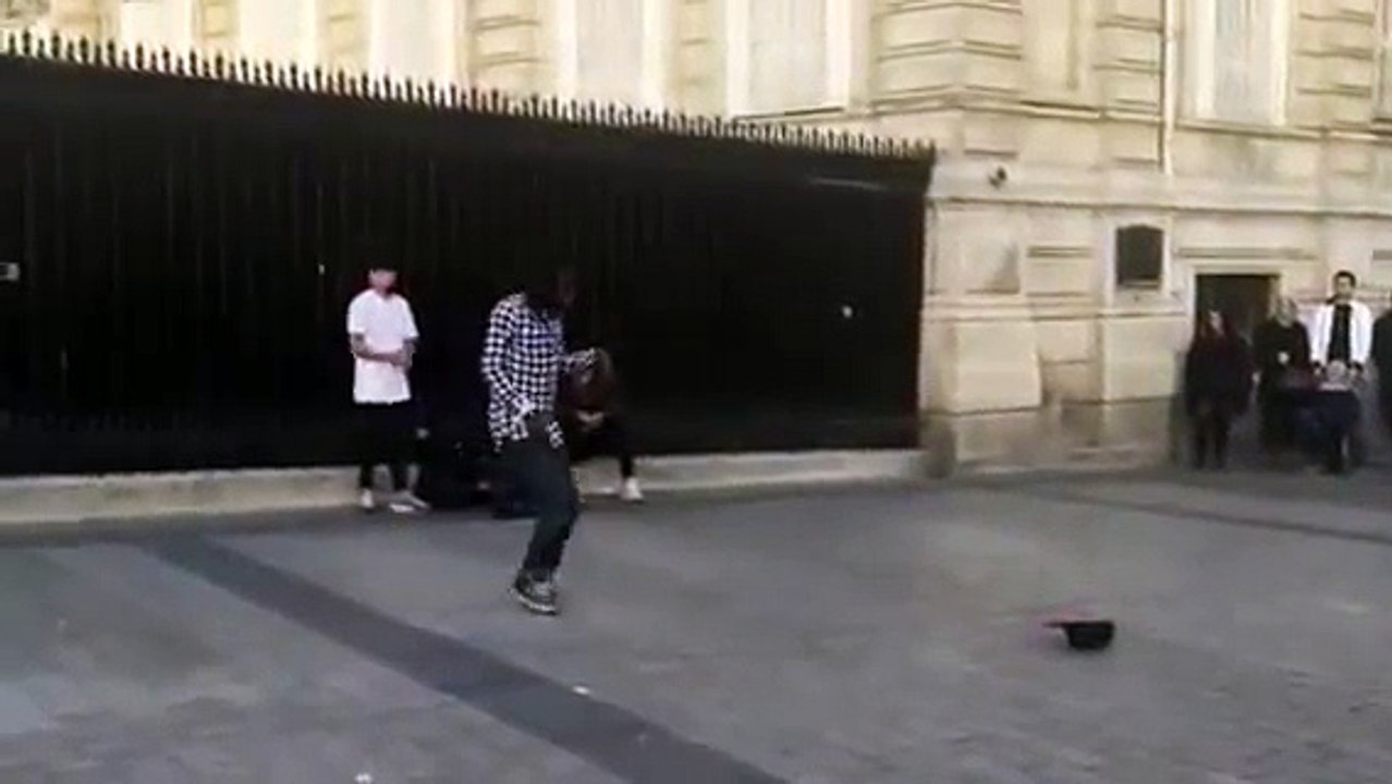 Street Dancers in Paris: Best Moonwalk Ever