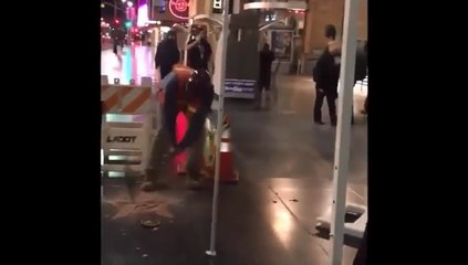 L'étoile de Donald Trump à Hollywood détruite à coups de pioche.