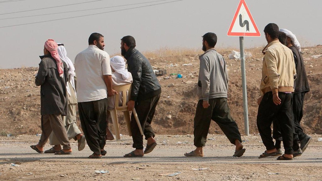 Flucht ins Kriesengebiet Syrien: Iraker verlassen die Gegend um Mossul