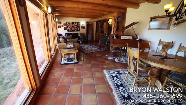 Ce couple décide de vivre dans une montagne. Le décor de leur maison est à couper le souffle