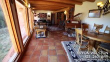 Ce couple décide de vivre dans une montagne. Le décor de leur maison est à couper le souffle