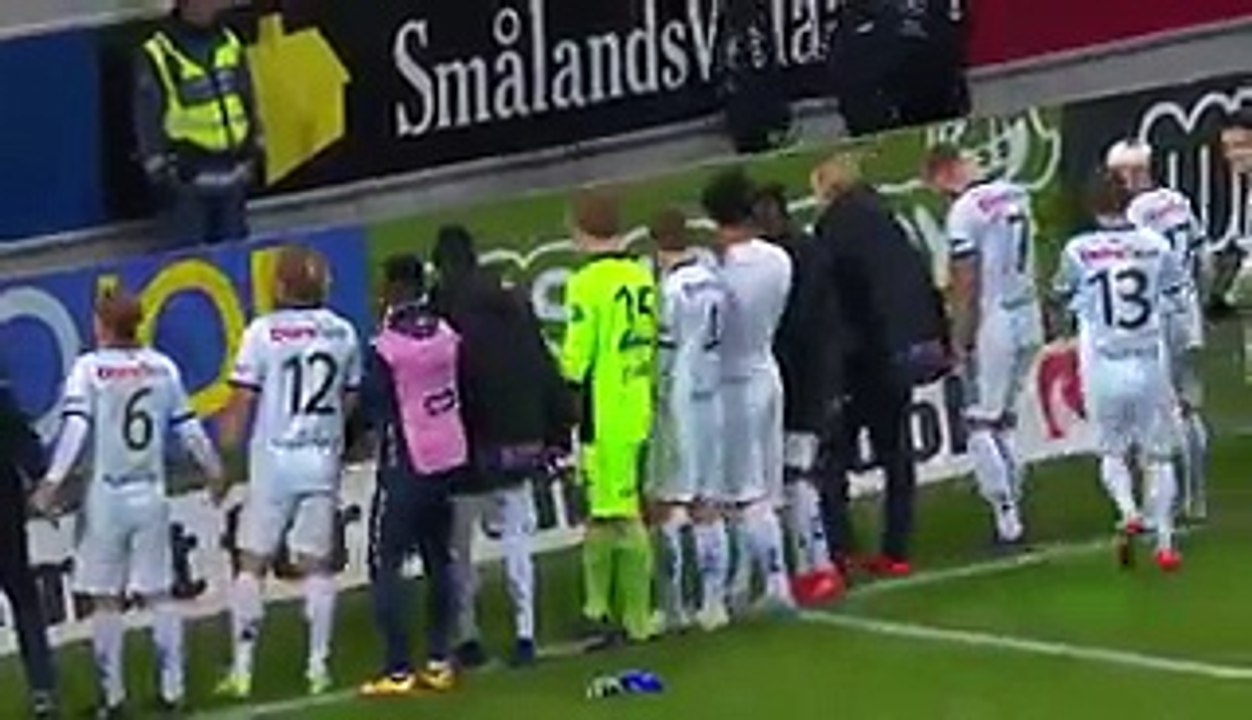 Les joueurs de Gefle IF vont fêter leur victoire devant… un seul supporter !