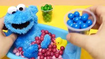 Learn Colors Surprise Toys Learning Cookie Monster Bath Time Playing with Pez & Gumballs