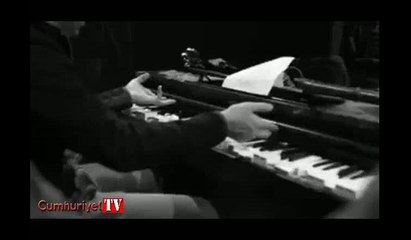 Grup Yorum üyeleri polis baskınında kırılan enstrümanlarıyla yanıt verdi