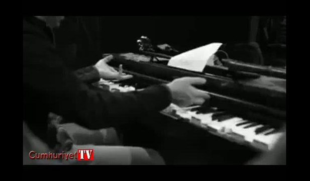 Grup Yorum üyeleri polis baskınında kırılan enstrümanlarıyla yanıt verdi