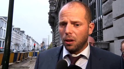 Theo Francken contre les 'bébés papiers'