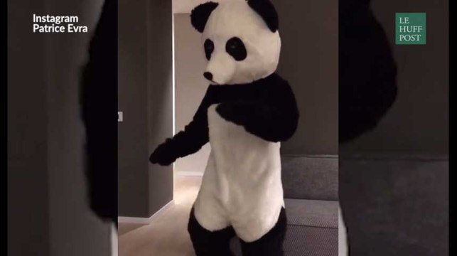 Patrice Evra met un costume de panda et danse pour faire passer un message