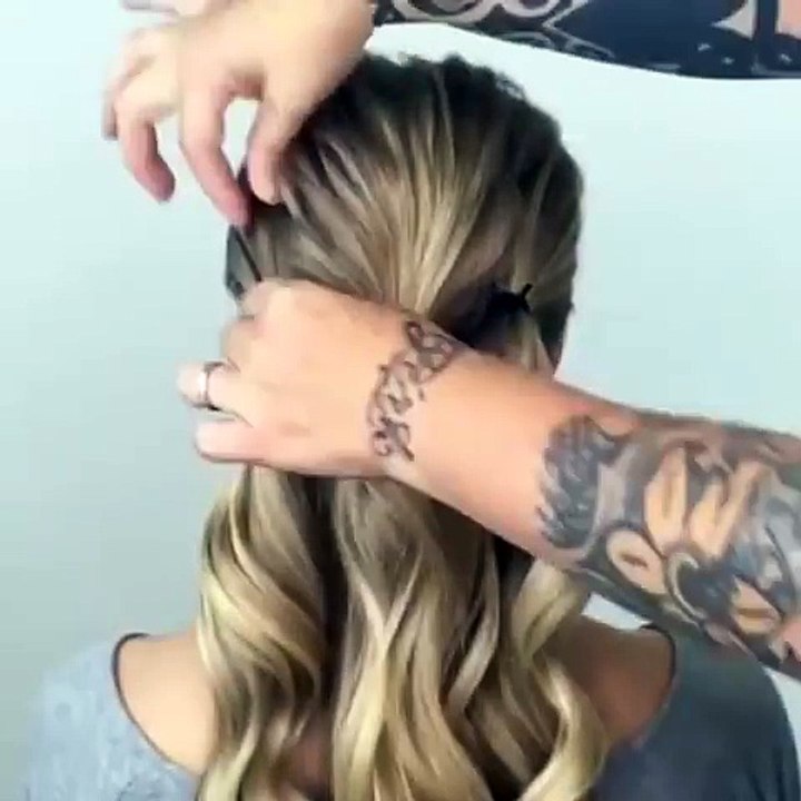 Il débute la coiffure par 3 queues de cheval! Puis fait 3 tresses! Le résultat est une coiffure magnifique!