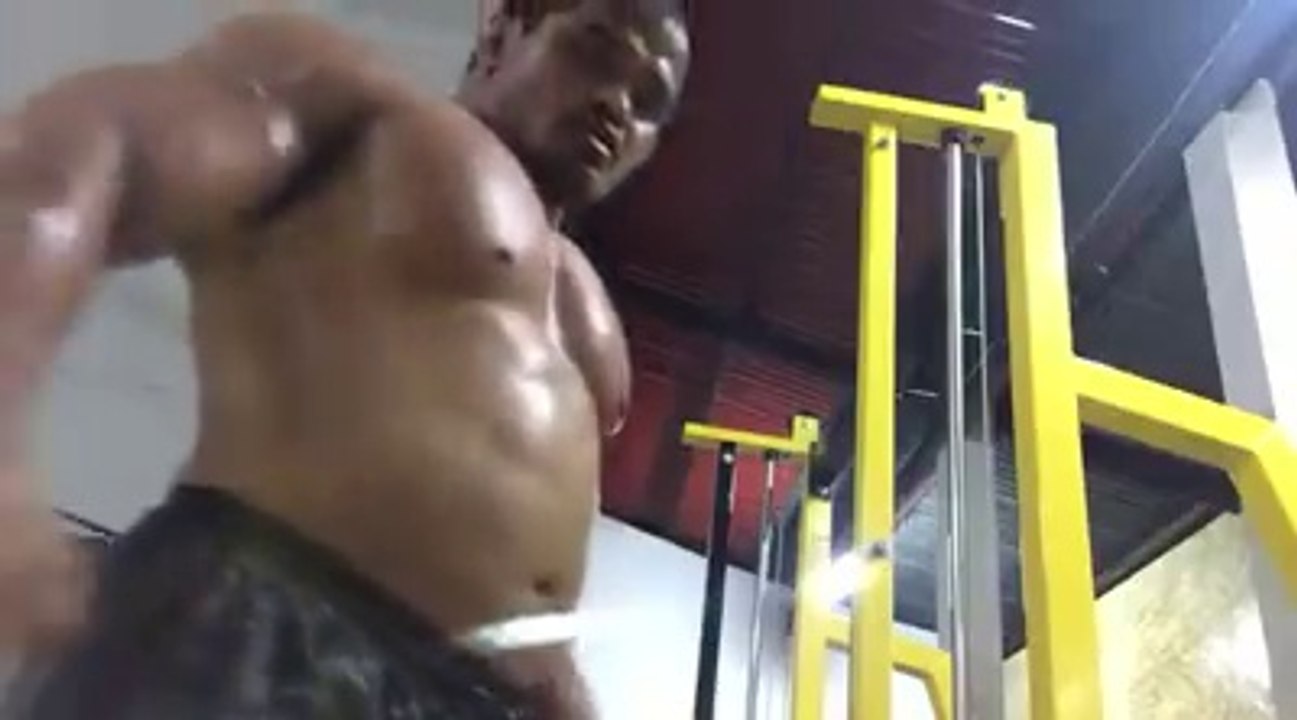 [asianmusclebears.x.fc2.com] Massive Thai bodybuilder flexing!