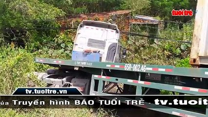 Xe container mất lái lao xuống kênh kéo ngã 3 trụ điện