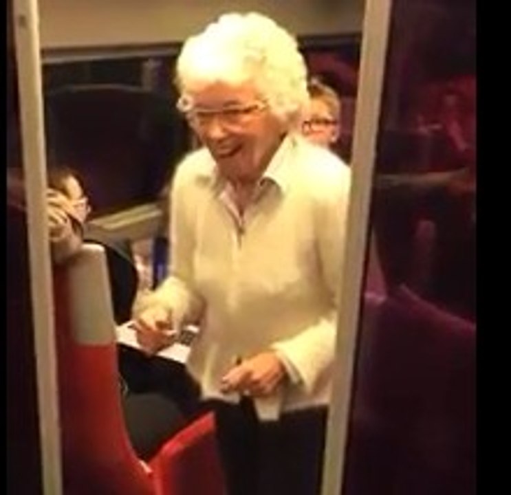 A 82 ans, "mamie" fait le show dans un TGV !