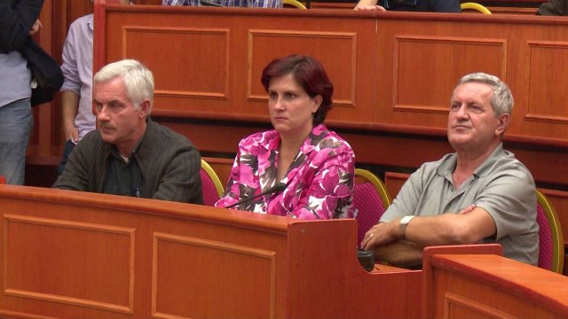 BASHKIA E TIRANES DO VENDOSE KUFIJ NE TROTUARE, VELIAJ “ASKUSH NUK DO TE ZAPTOJE HAPESIRAT PUBLIKE”