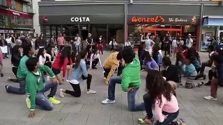 White people dancing on chittiyaan kalaiyaan bollywood song