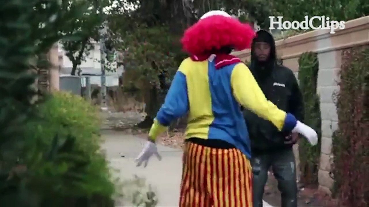 Un homme sort une arme quand un clown vient lui faire peur