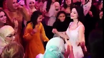 عروس تونسية تدهش الحضور بغنائها لزوجها