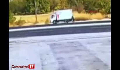 Feci kaza anı kamerada: TIR, komyonete böyle çarptı