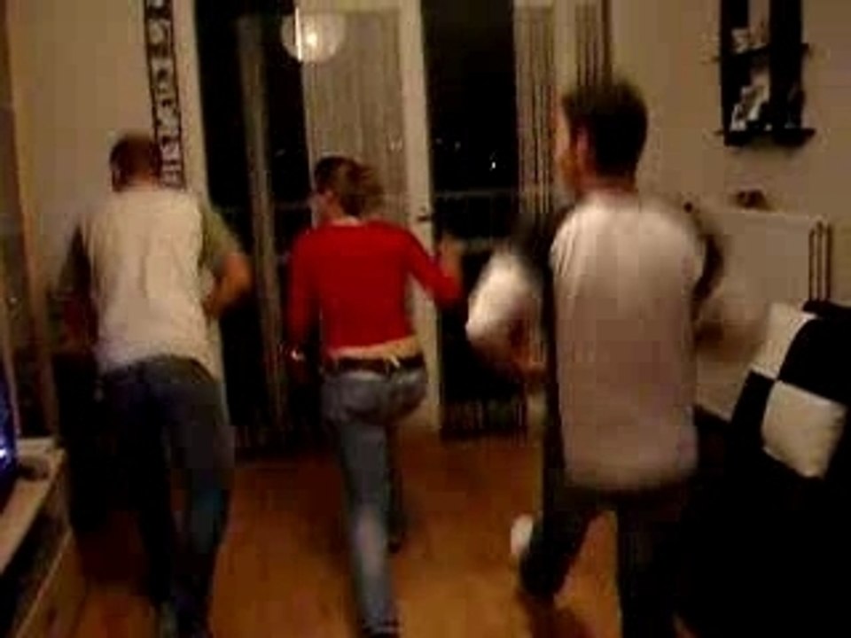 Babeth, Jé et Lo dansent