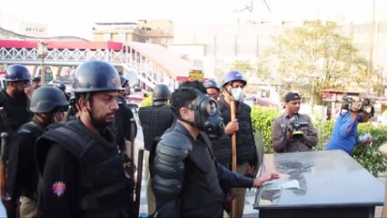 Pakistan'da Göstericilerle Polis Çatıştı