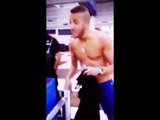ردة فعل شاب جزائري بعد تفتيشه في المطار