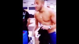 ردة فعل شاب جزائري بعد تفتيشه في المطار
