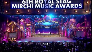 Arijit Singh gets Shahrukh Khan down on his knees at the 6th Royal Stag Mirchi Music Awards - YouTube