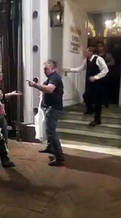 Un client de club de strip-tease pète un plomb et arrache les cheveux d'une danseuse