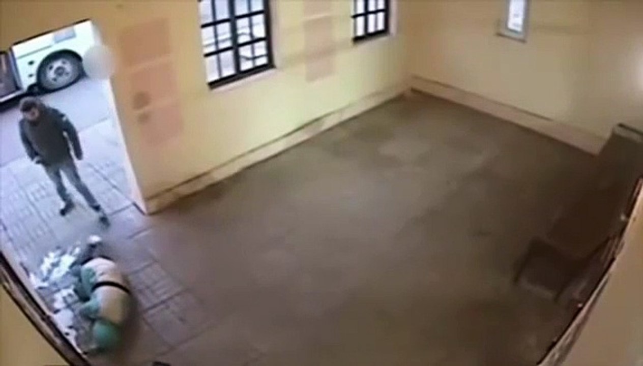 Ce gars sauve une femme attaquée par un homme à un arrêt de bus !