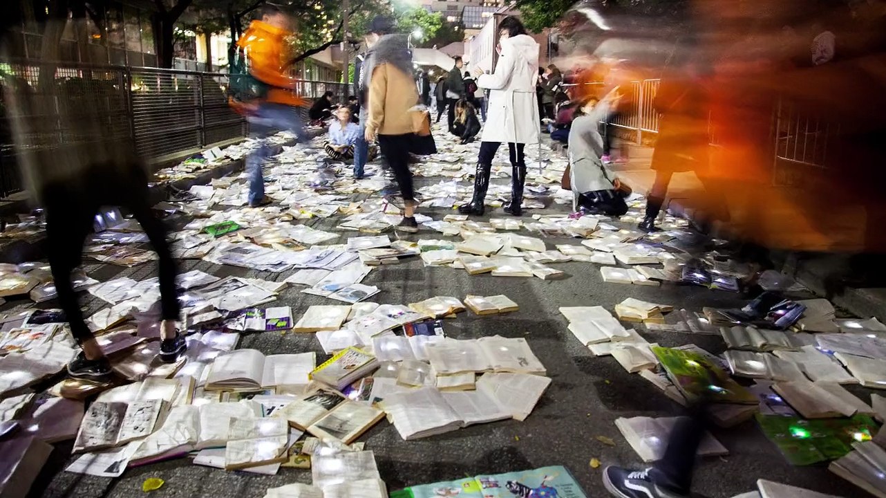 Une rue transformée en rivière de livres