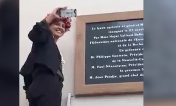 Najat Vallaud-Belkacem prise d'un fou rire en Nouvelle-Calédonie