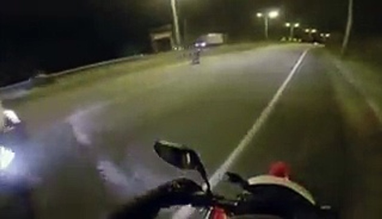 Ce motard ne s'attendait pas à se faire doubler par ce gars !