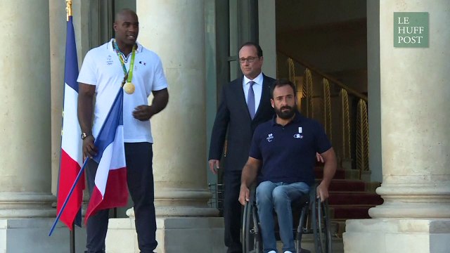 Teddy Riner transmet le drapeau français à l'athlète paralympique Michaël Jérémiasz