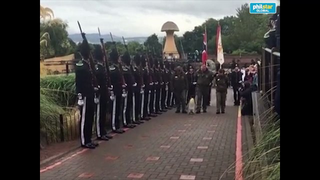 King penguin inspects Norwegian soldiers