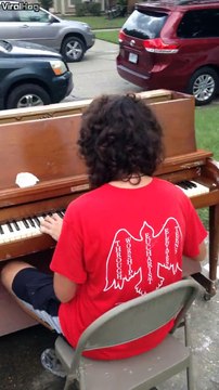 Il trouve un piano dans les décombres après une inondation et improvise dessus : magique