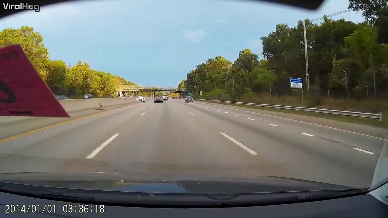 Un conducteur distrait perd le controle de sa voiture : énorme accident sur l'autoroute