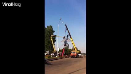 Ce grutier lache un avion en pleine reparation. Fail très couteux!