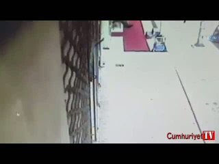 3 araca çarptıktan sonra taksinin üzerine düştü